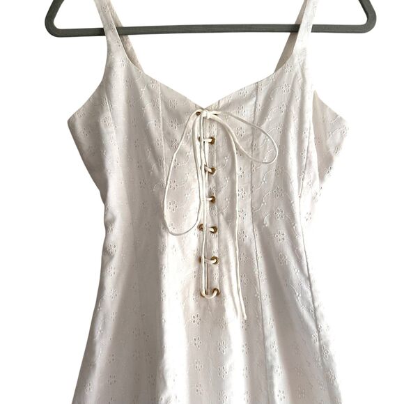 SUMMER AWAY Louis Eyelet Lace Up Mini‎ Dress White NWT Small - Picture 4 of 6